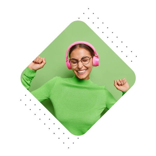 Chica feliz tras tratamiento de ortodoncia